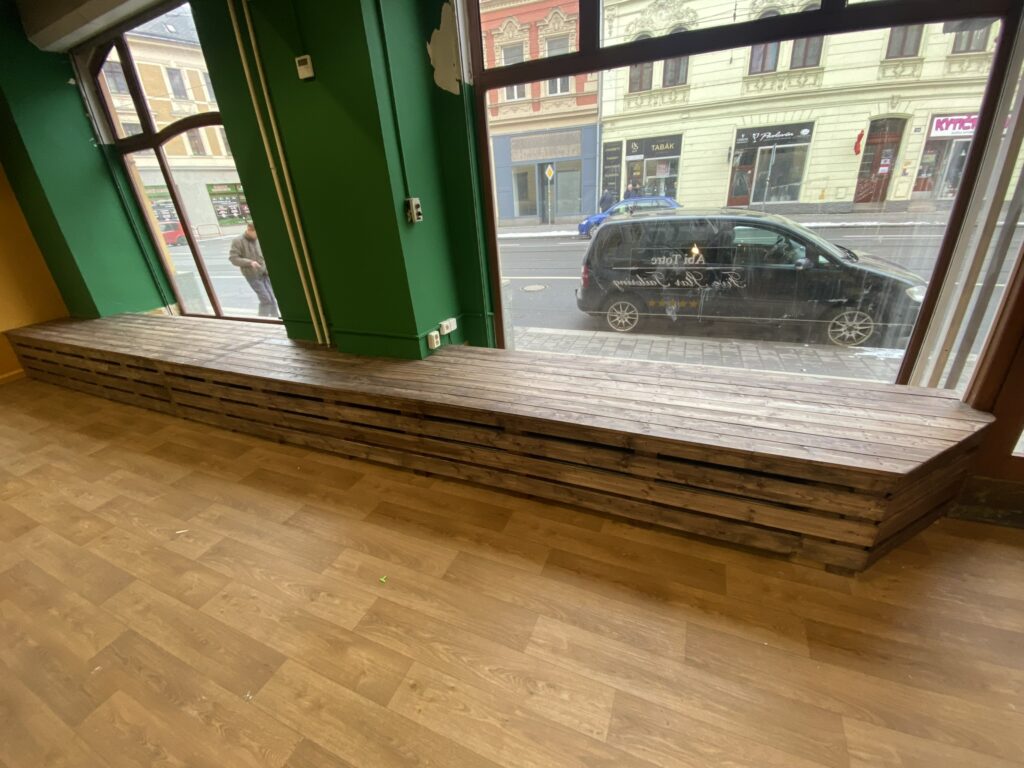 Dřevěné obložení topení