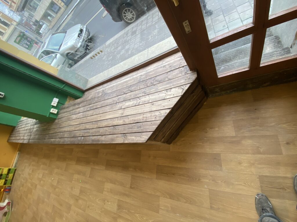 Dřevěné obložení topení